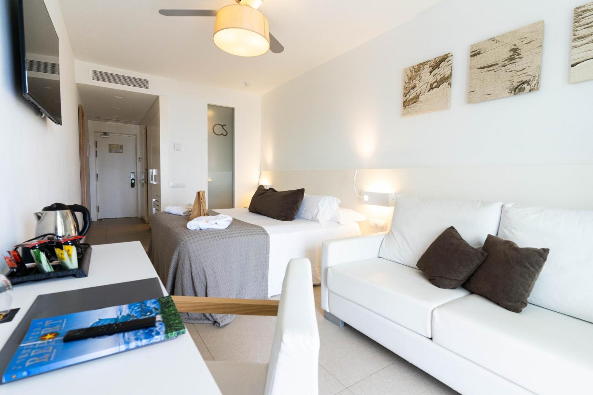 Hotel Cala Saona & Spa Kültér fotó