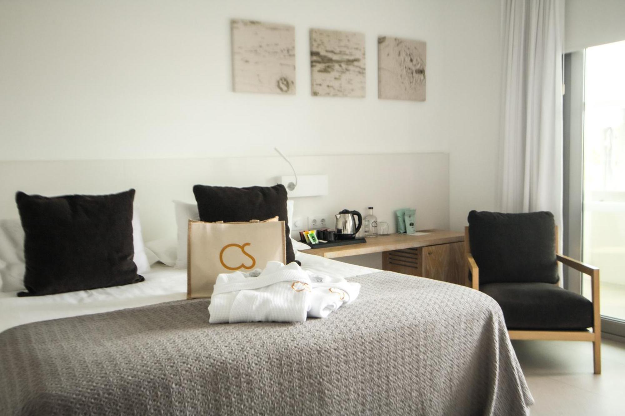 Hotel Cala Saona & Spa Kültér fotó